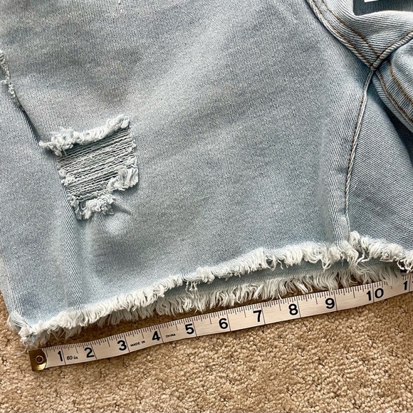 (NWT) YMI Dream Authentic Women’s Blue LightWash Distressed DenimShorts-16 & 20 - Picture 8 of 10